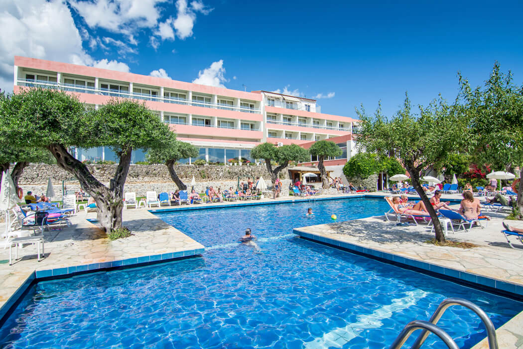 Golden Alexandros Hotel - relaks przy basenie