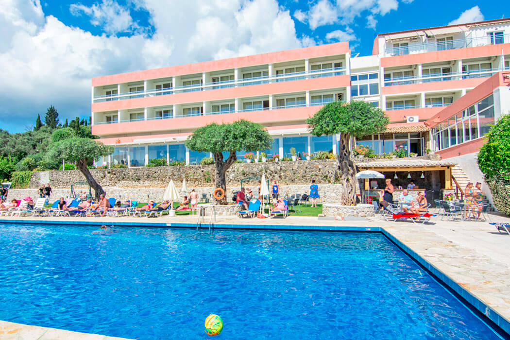 Golden Alexandros Hotel - widok na basen i hotel