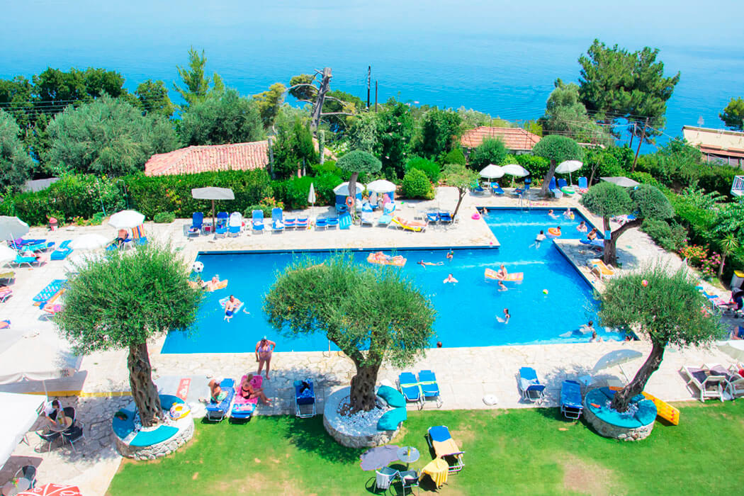 Golden Alexandros Hotel - widok na basen i morze