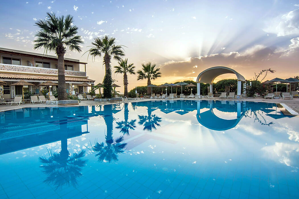 Kouros Palace Hotel - basen odkryty o zachodzie