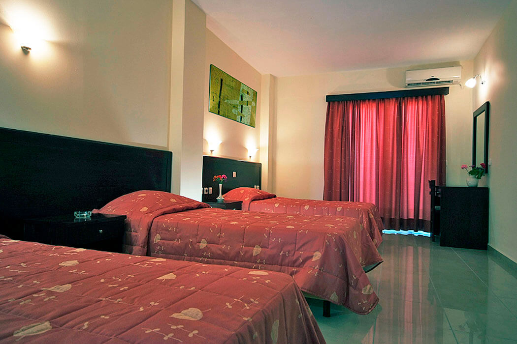 Hotel Evripides Village Beach - pokój z trzema łóżkami