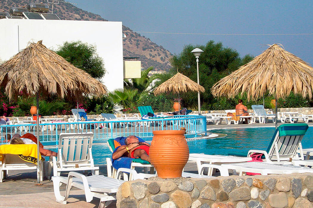 Hotel Evripides Village Beach - relaks przy basenie