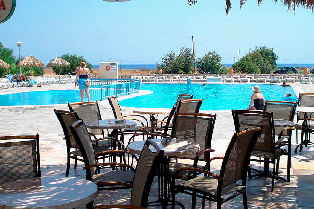 Hotel Evripides Village Beach - stoliki przy basenie