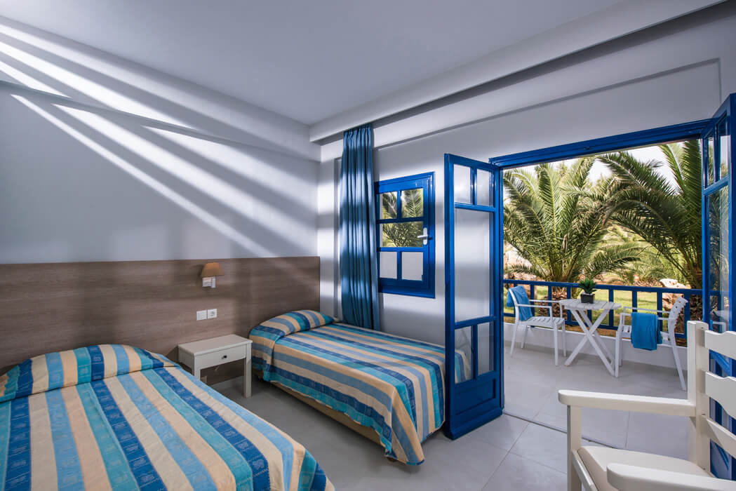 Hotel Stella Village - przykładowy pokój rodzinny z pojedynczymi łóżkami