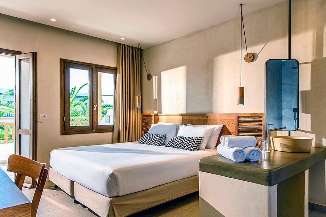Hotel Stella Village - przykładowy pokój superior z łóżkiem małżeńskim