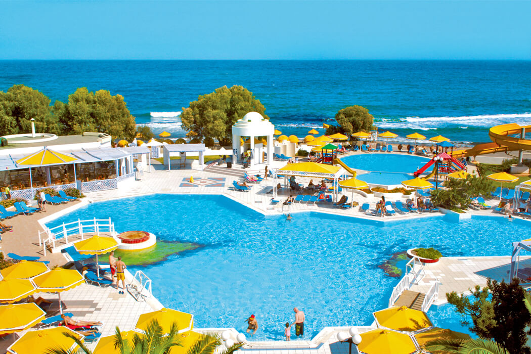 Hotel Serita Beach - widok na basen i morze