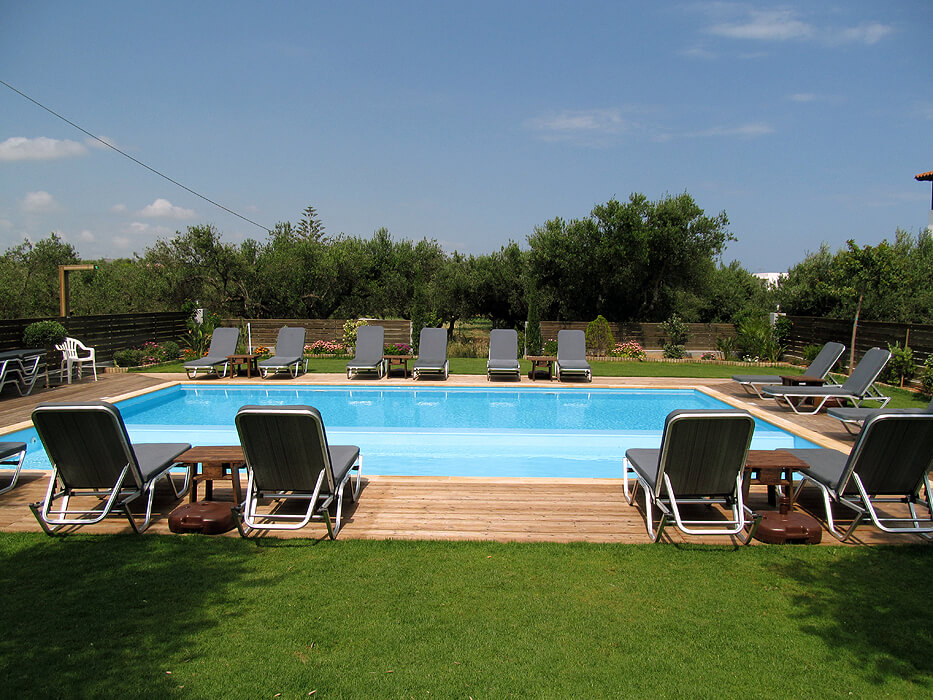 Hotel Valentina Apartments - leżaki przy basenie
