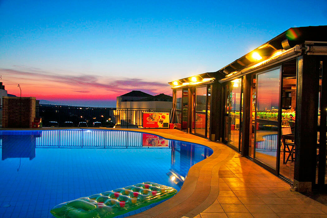 Hotel Driades Apartments - materac w basenie