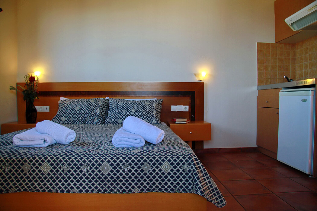Hotel Driades Apartments - pokój z ręcznikami