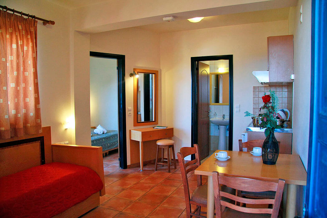 Hotel Driades Apartments - pokój ze stołem
