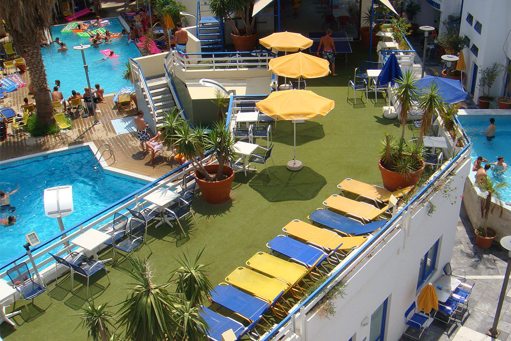 Kassavetis Center - Hotel Studios & Apartments - widok na baseny