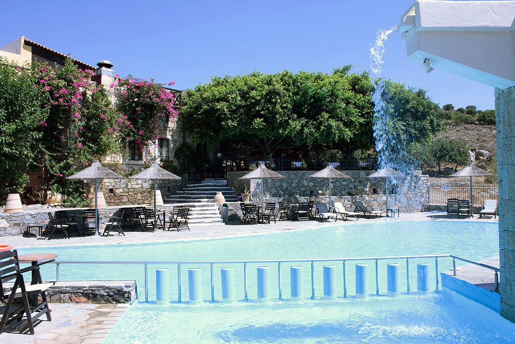 Hotel Arolithos Traditional Cretan Village - leżaki przy basenie