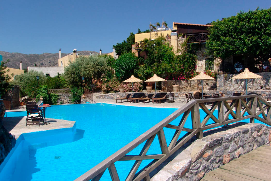 Hotel Arolithos Traditional Cretan Village - mostek nad basenem