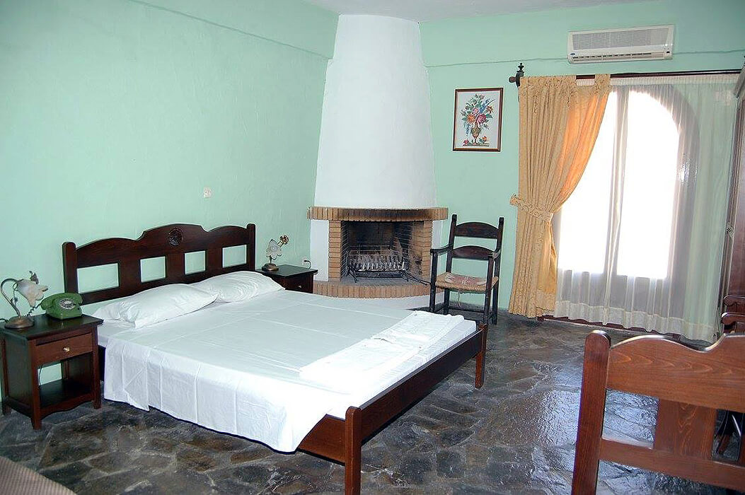 Hotel Arolithos Traditional Cretan Village - pokój z kominkiem