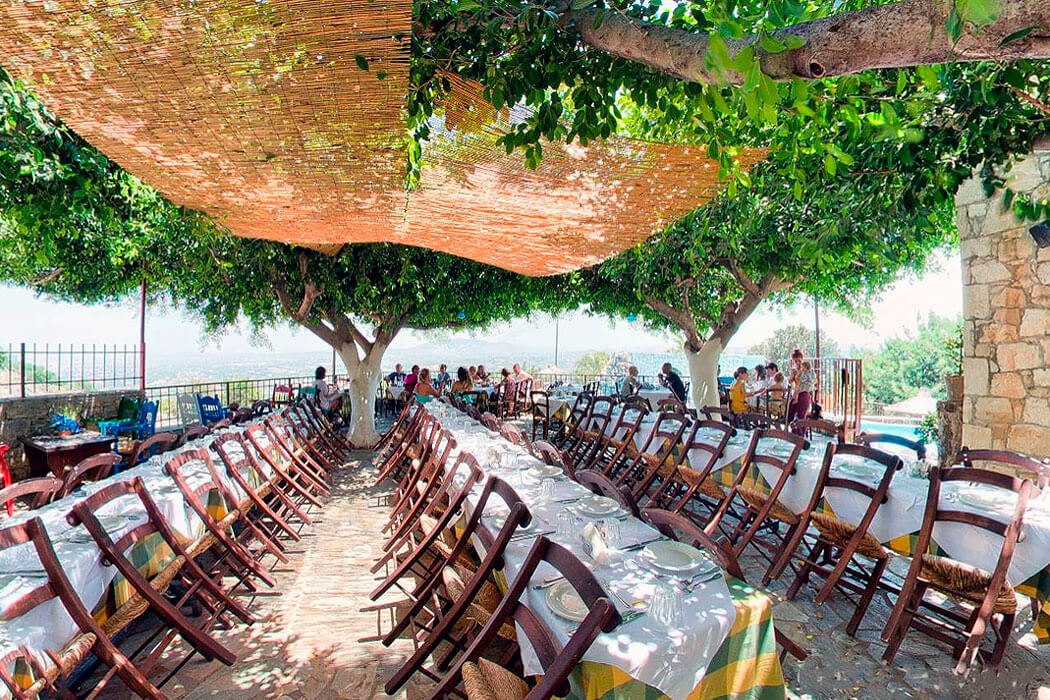 Hotel Arolithos Traditional Cretan Village - stoliki na świeżym powietrzu