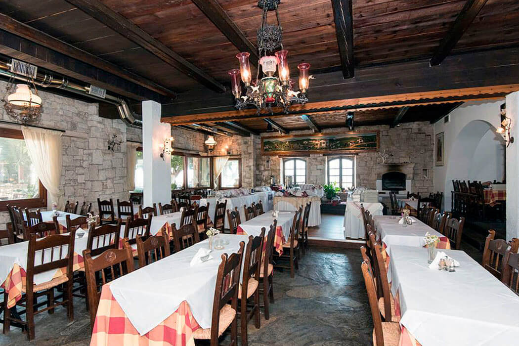 Hotel Arolithos Traditional Cretan Village - stoły i krzesła