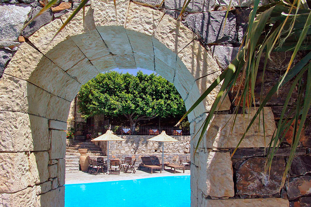 Hotel Arolithos Traditional Cretan Village - widok na basen