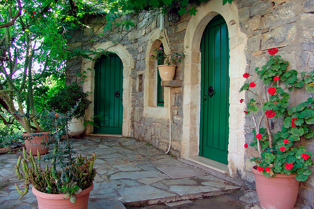 Hotel Arolithos Traditional Cretan Village - zielone drzwi