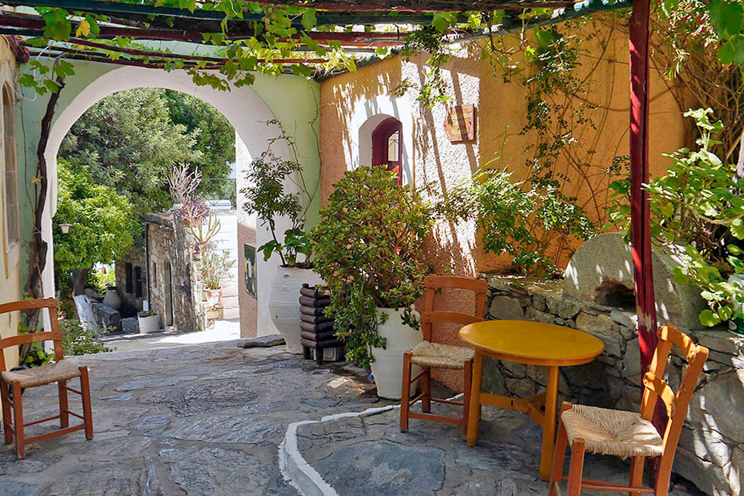 Hotel Arolithos Traditional Cretan Village - żółty stolik