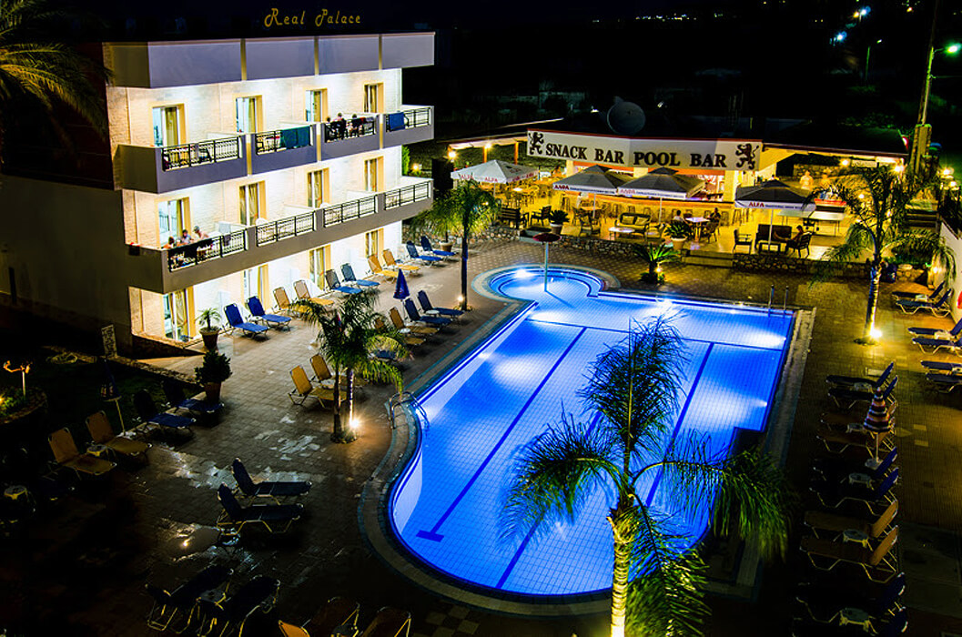 Hotel Real Palace - basen wieczorem
