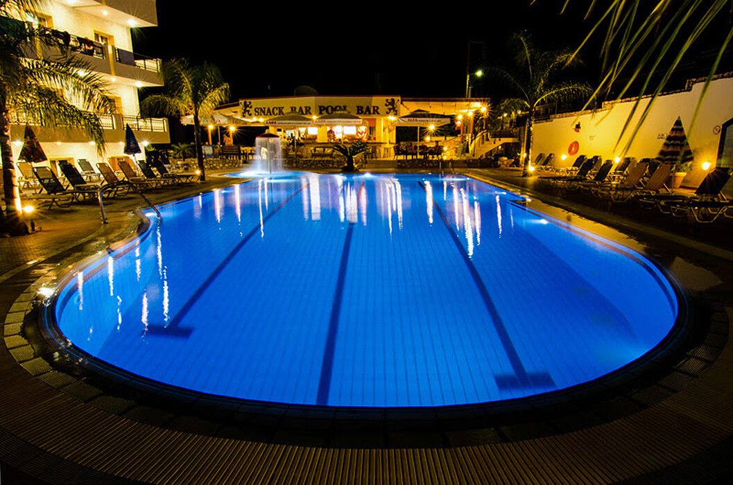 Hotel Real Palace - podświetlony basen