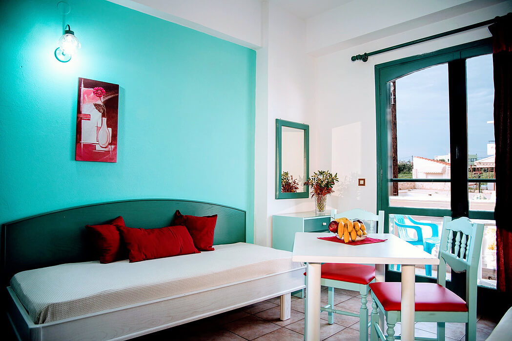 Hotel Theoni Apartments - stół w apartamencie