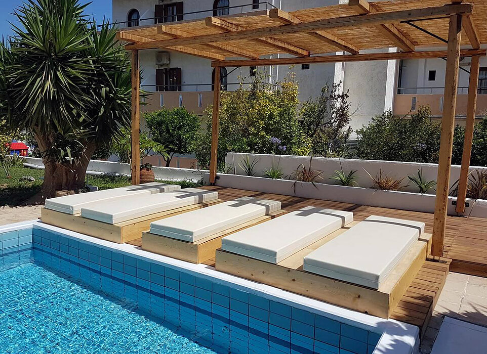 Hotel Sirocco Apartments - leżaki przy basenie