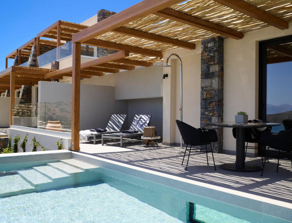 Family Duplex with private pool and Pool basement Level