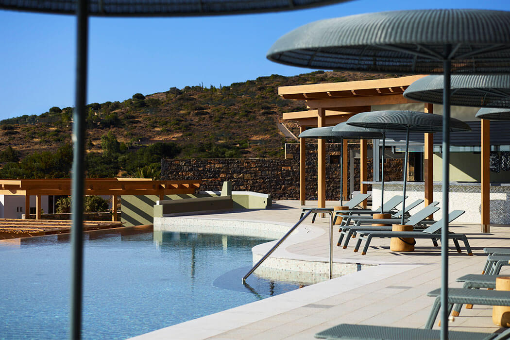 Hotel Cayo Exclusive Resort and Spa - leżaki przy basenie