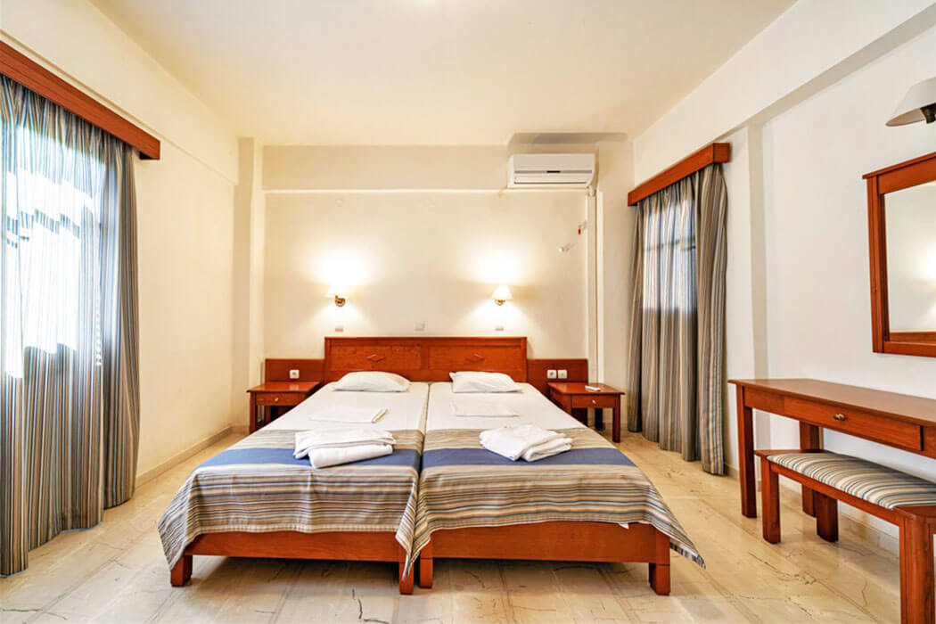 Hotel Niros Beach - łóżko w apartamencie