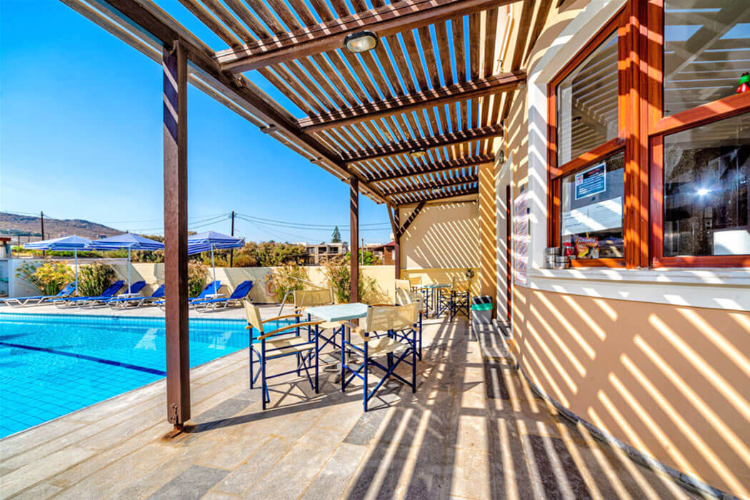 Hotel Niros Beach - stoliki przy basenie