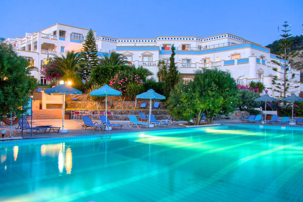Arion Palace Hotel - oświetlony basen