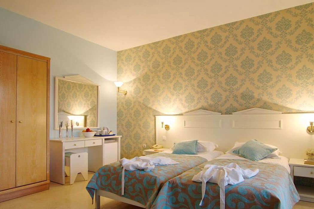 Arion Palace Hotel - oświetlony pokój