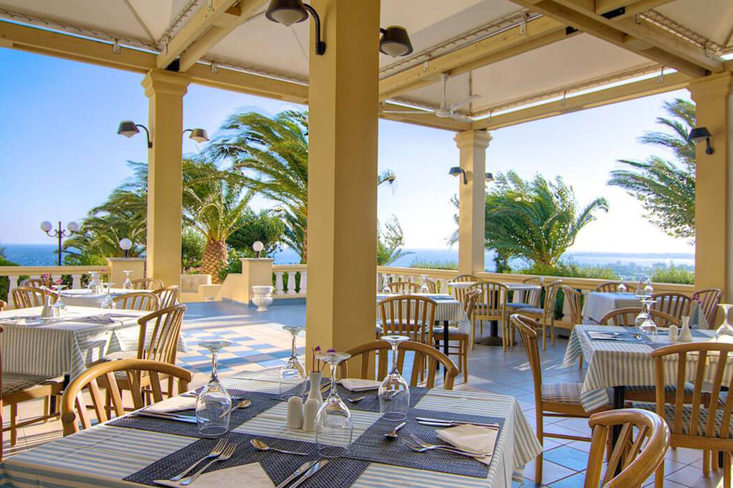 Arion Palace Hotel - stoliki na zewnątrz w restauracji