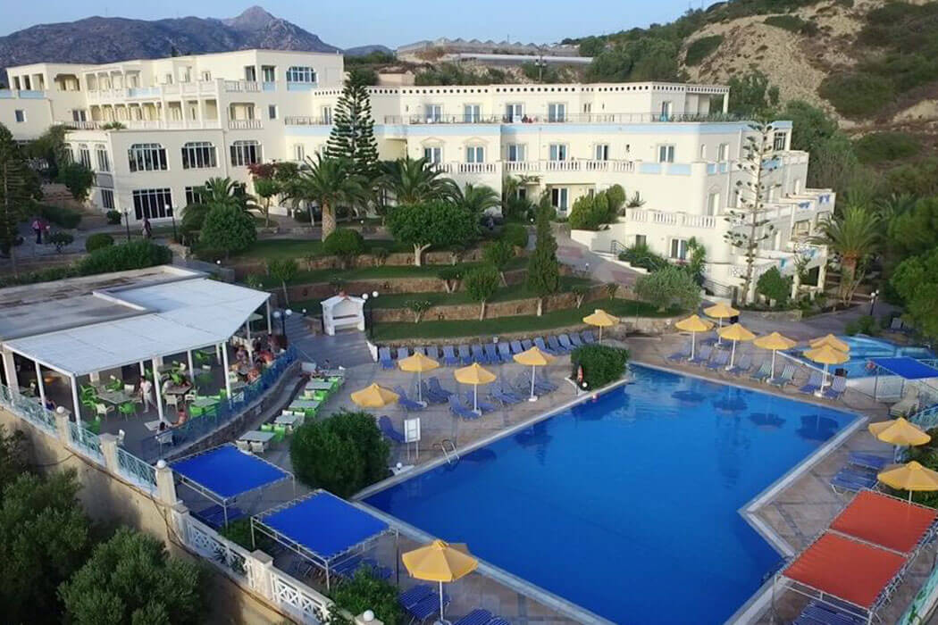 Arion Palace Hotel - widok z góry na basen