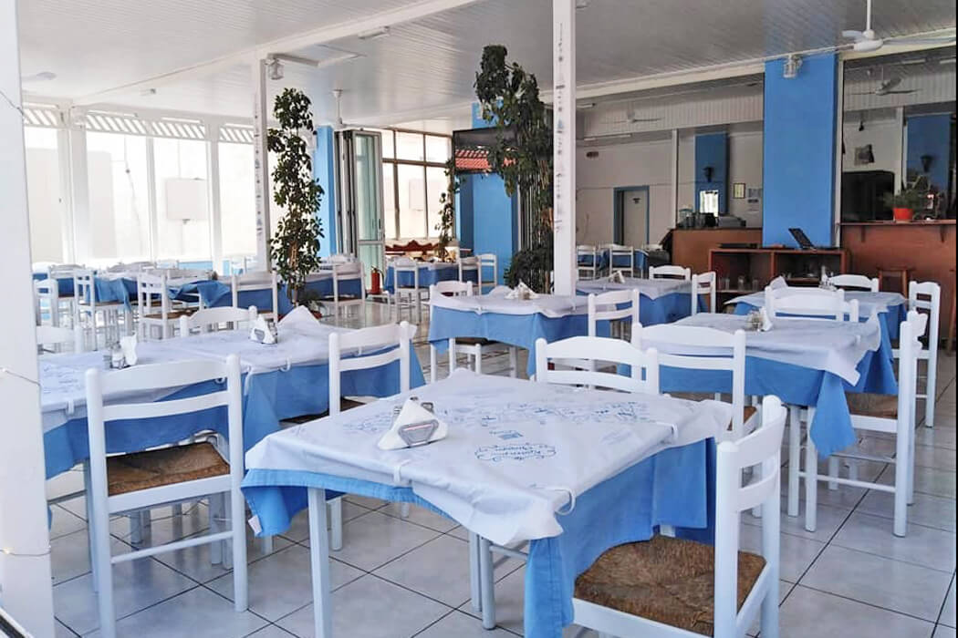 Roxani - Stelios Hotel Restaurant - stoliki w restauracji