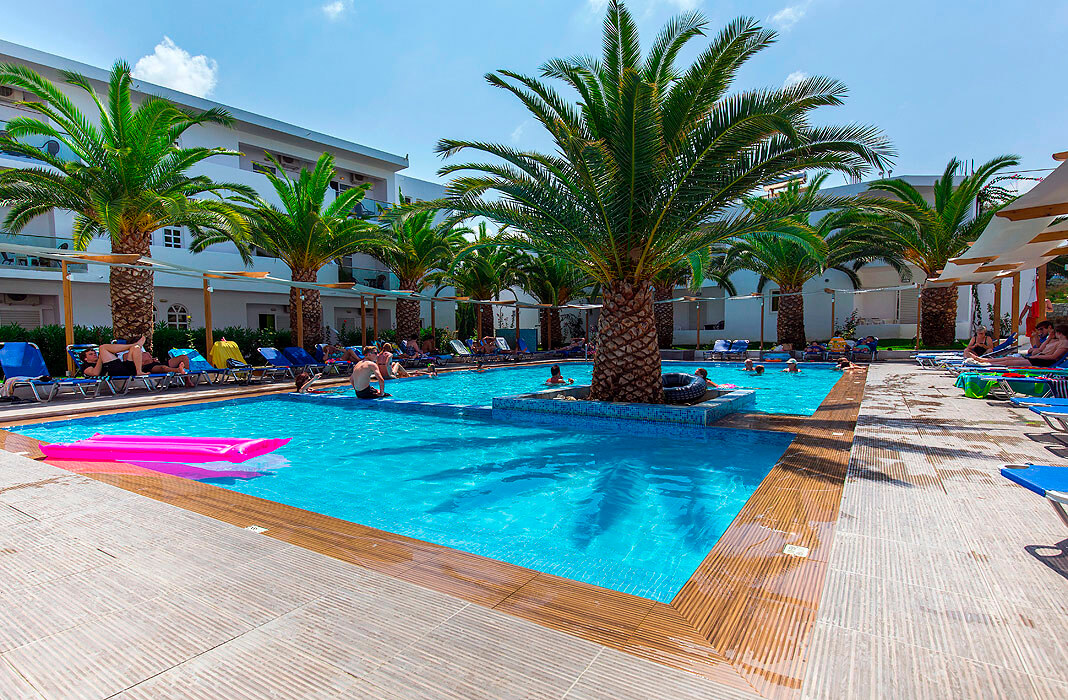Hotel Rethymno Residence - leżaki przy basenie