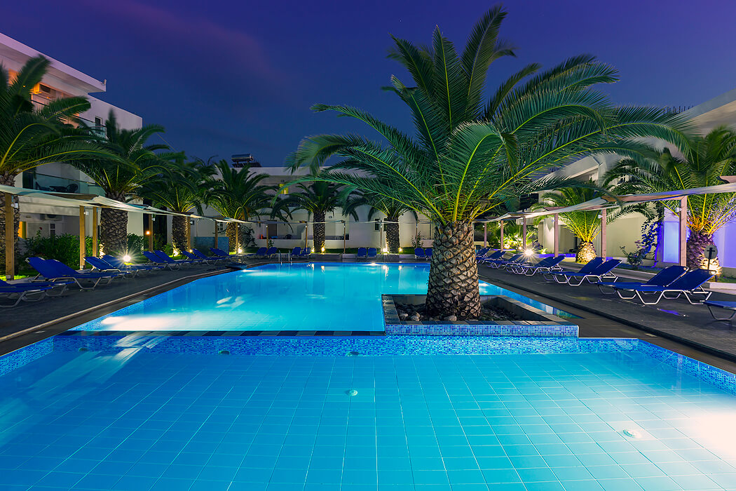 Hotel Rethymno Residence - podświetlony basen