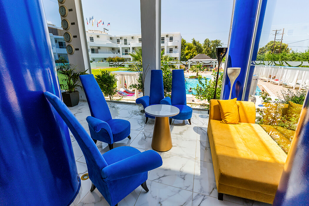 Hotel Rethymno Residence - stolik w lobby