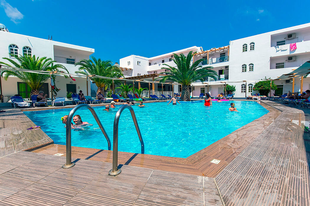 Hotel Rethymno Residence - widok na basen i budynki