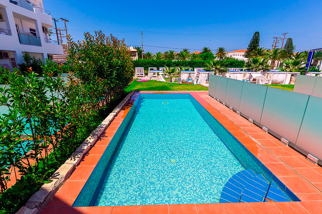 Hotel Rethymno Residence - widok z pokoju na baseny