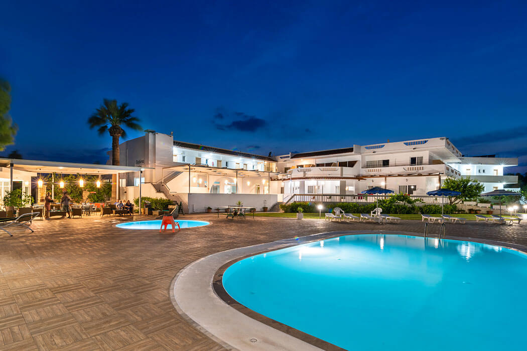 Sabina Hotel - podświetlony basen