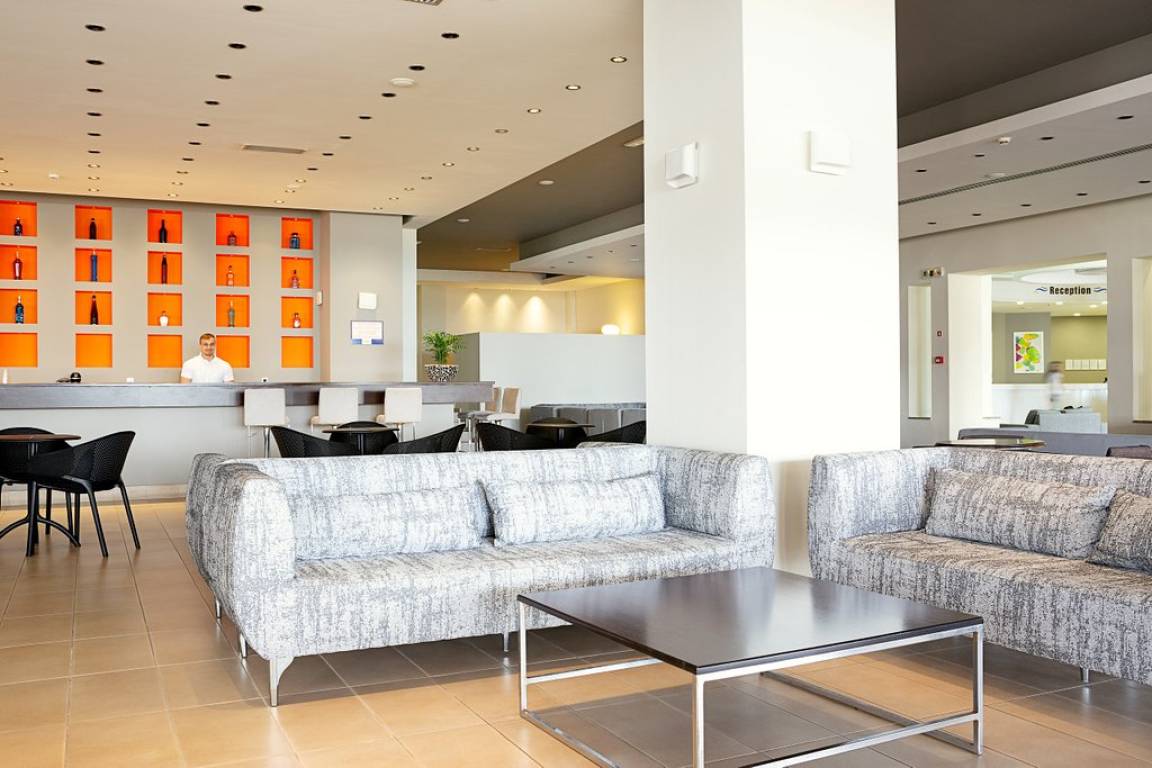 Main bar
