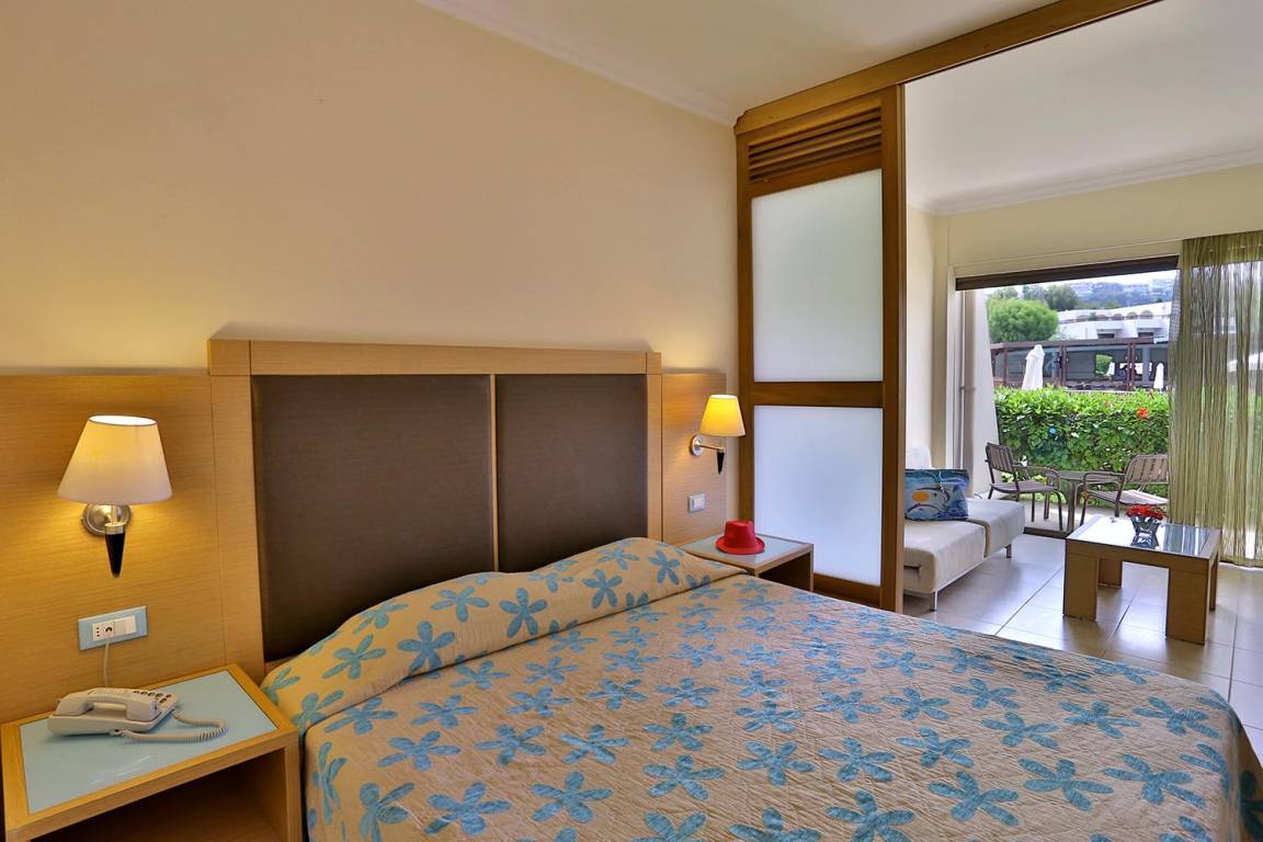 Family Room Sliding Door  garden -pool view balcony or terrace 