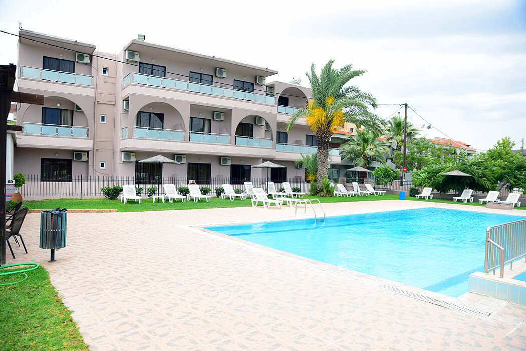 Hotel Faliraki Rose - palma przy basenie