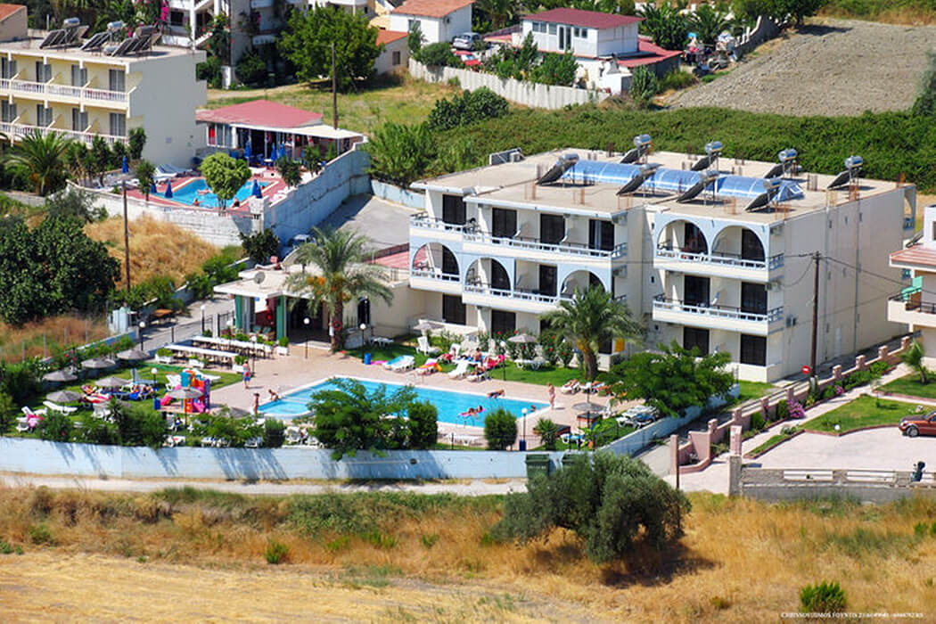 Hotel Faliraki Rose - widok z góry na basen i hotel