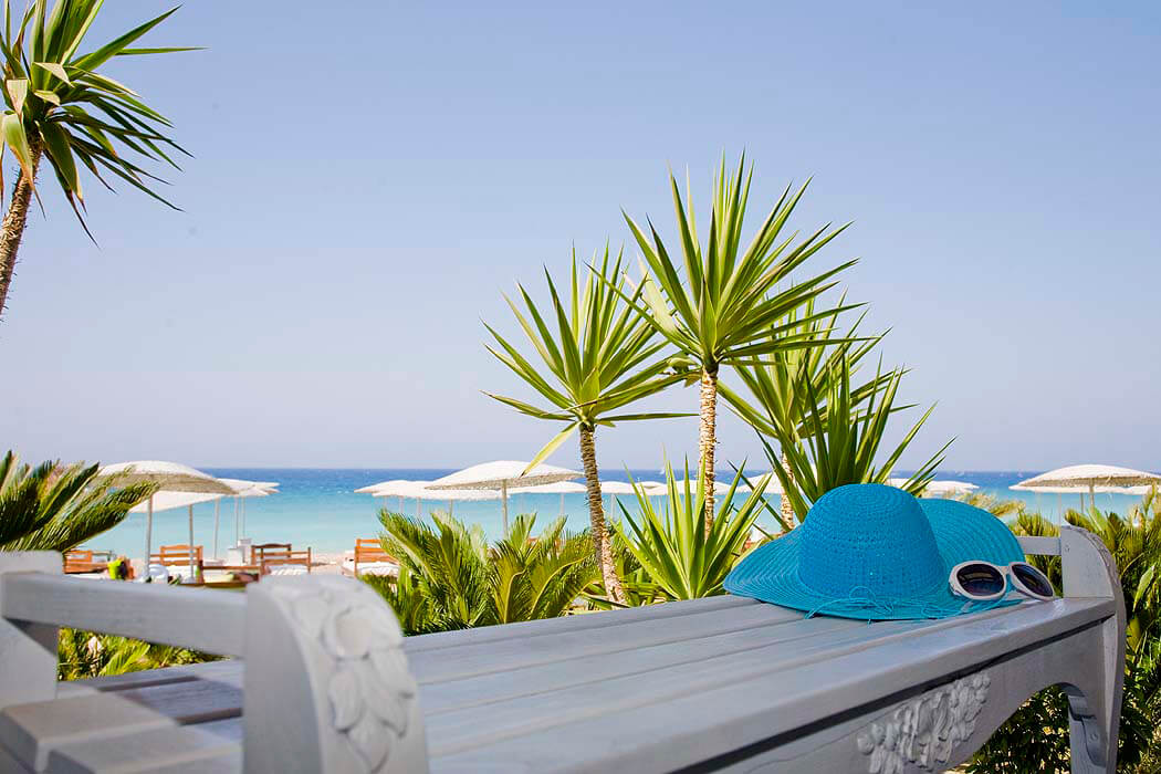 Hotel Dodeca Sea Resort - kapelusz na ławce