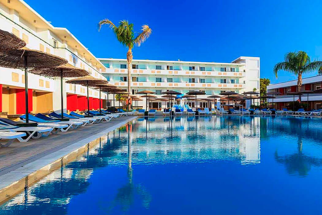 Hotel Dodeca Sea Resort - leżaki przy basenie