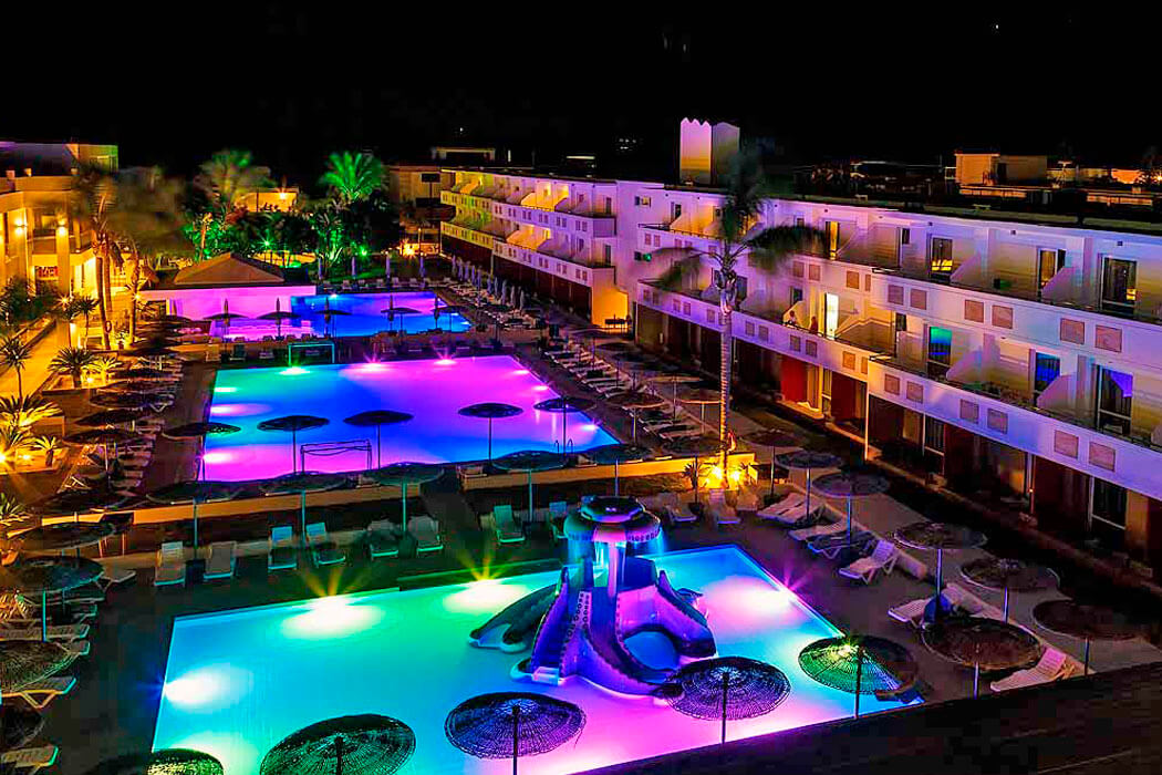 Hotel Dodeca Sea Resort - podświetlone baseny