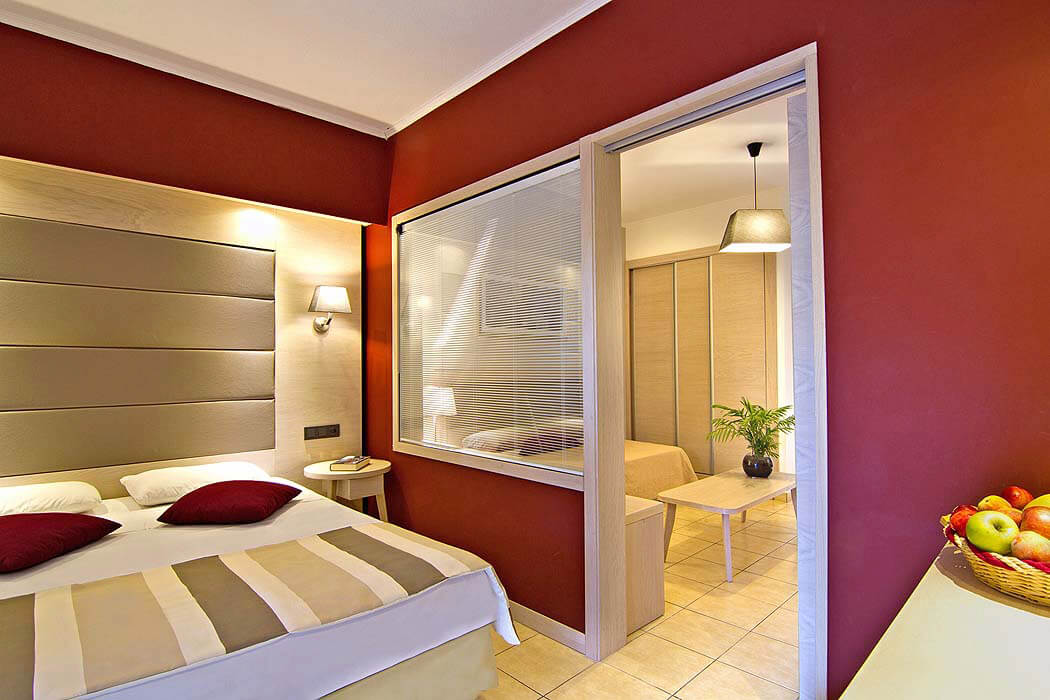 Hotel Dodeca Sea Resort - pokój rodzinny superior z przeszklonym oknem